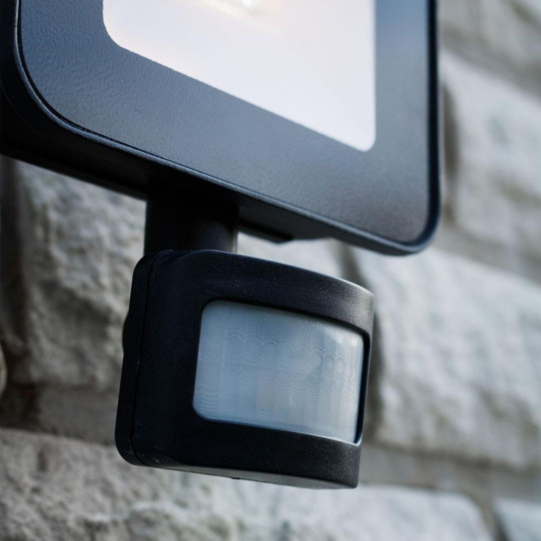 Wi-Fi pametni LED reflektor 20W 1500lm CCT Tuya 1,5m kabla + vtikač