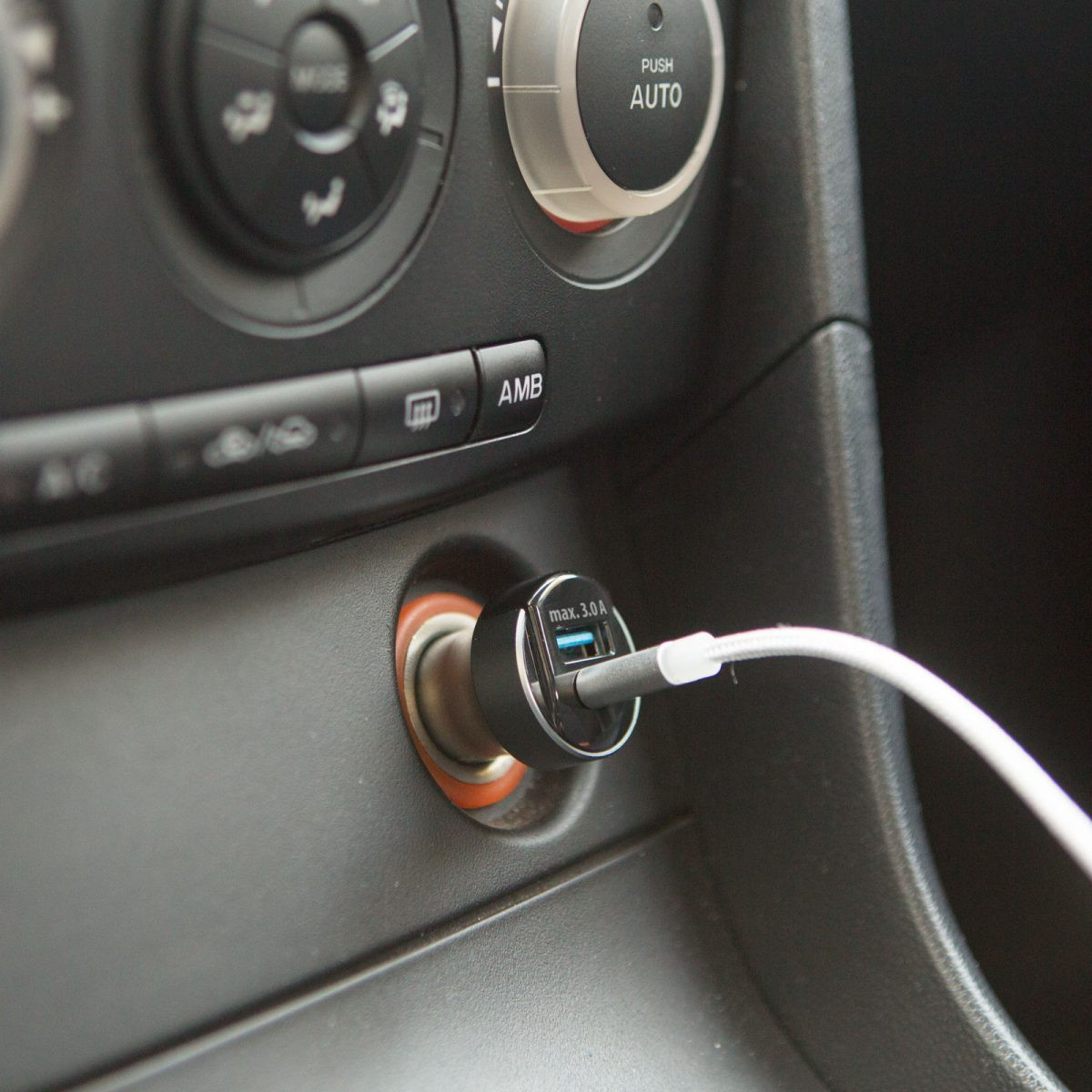 Avtopolnilec z USB-C in USB vtičnico z hitrim polnjenjem 18W