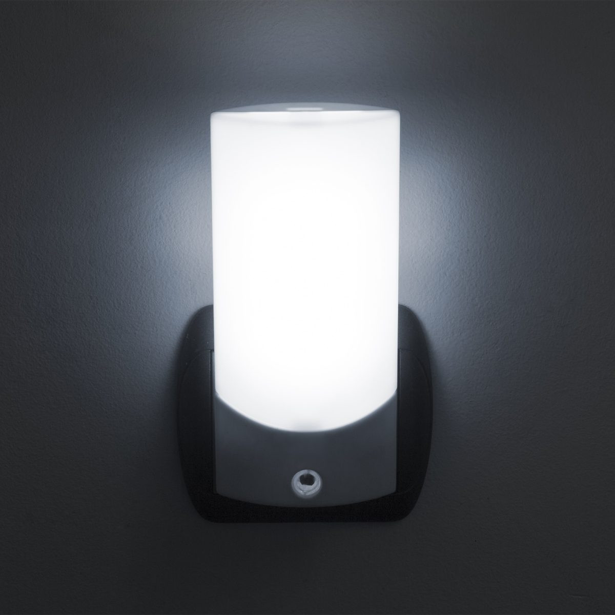 LED nočna lučka s senzorjem svetlobe bela 1W za v vtičnico