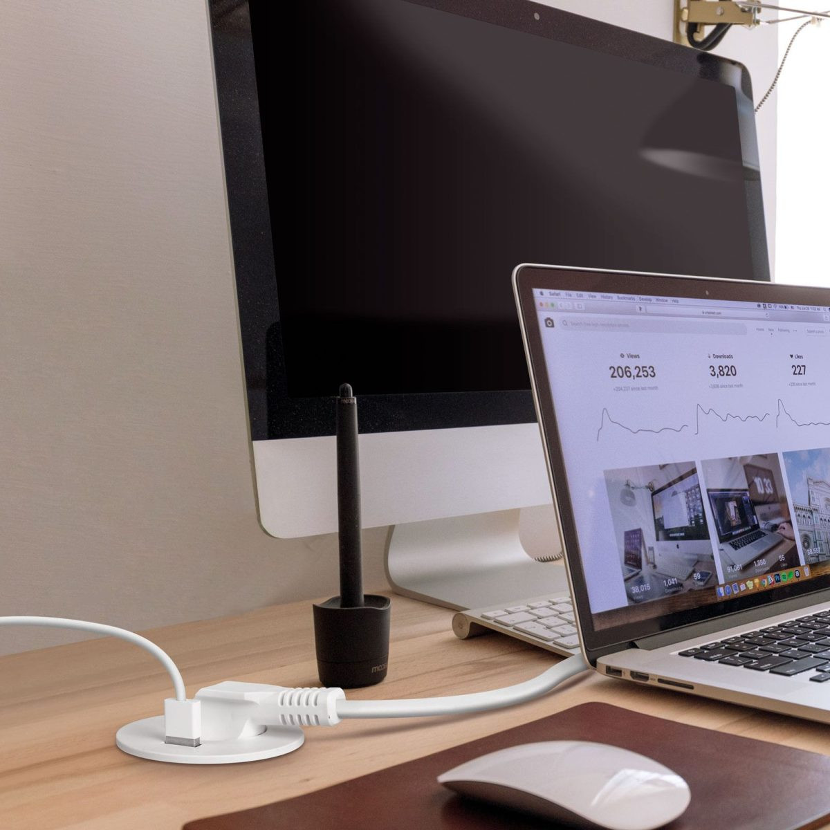 Skrita vgradna šuko vtičnica z USB vhodom bela