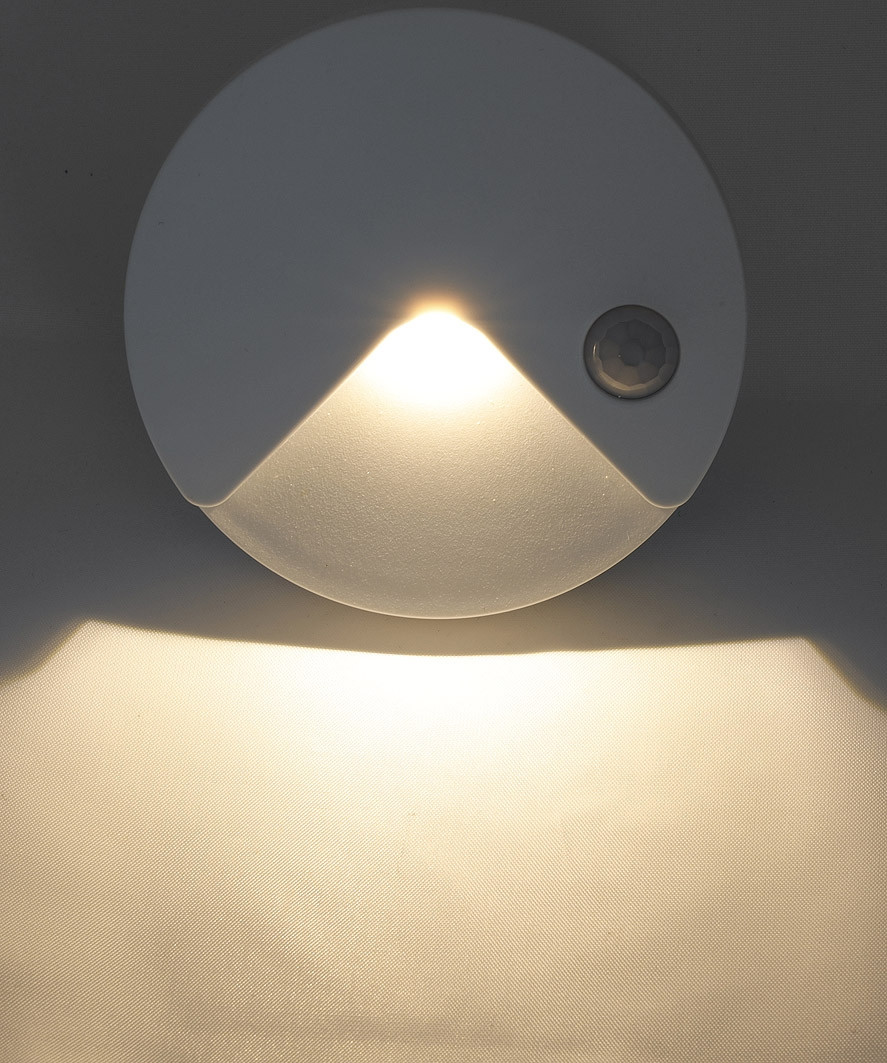 Tanka USB polnilna LED svetilka s PIR senzorjem gibanja toplo bela svetloba