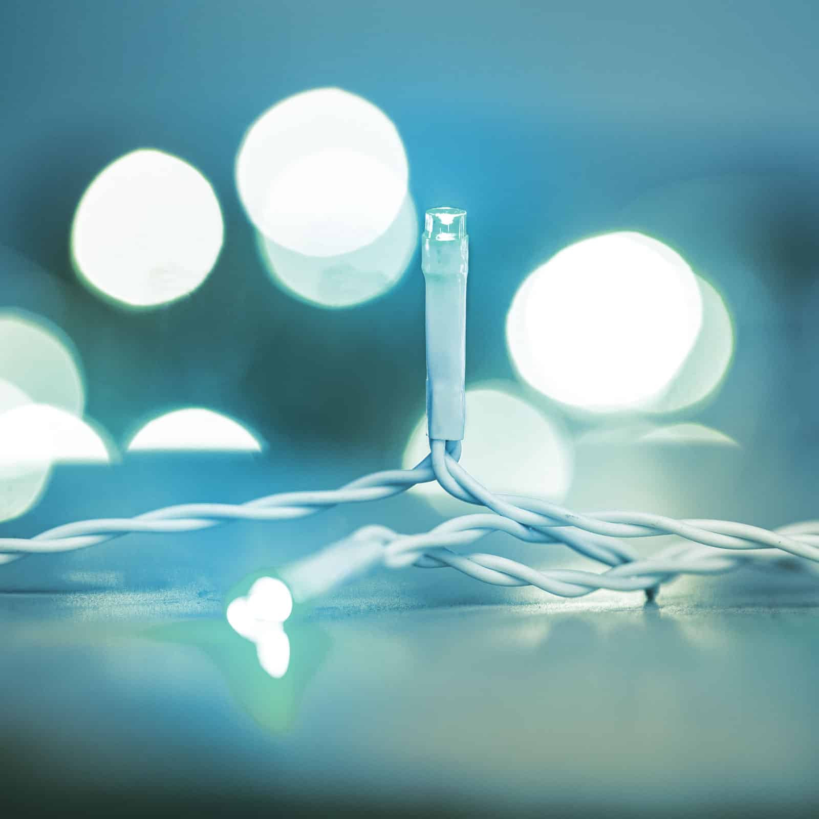 Novoletne lučke hladno bele IP44 50 LED 5.2m 8 programov