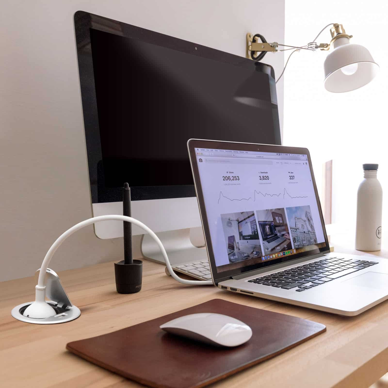 Skrita vgradna šuko vtičnica z USB vhodom srebrna