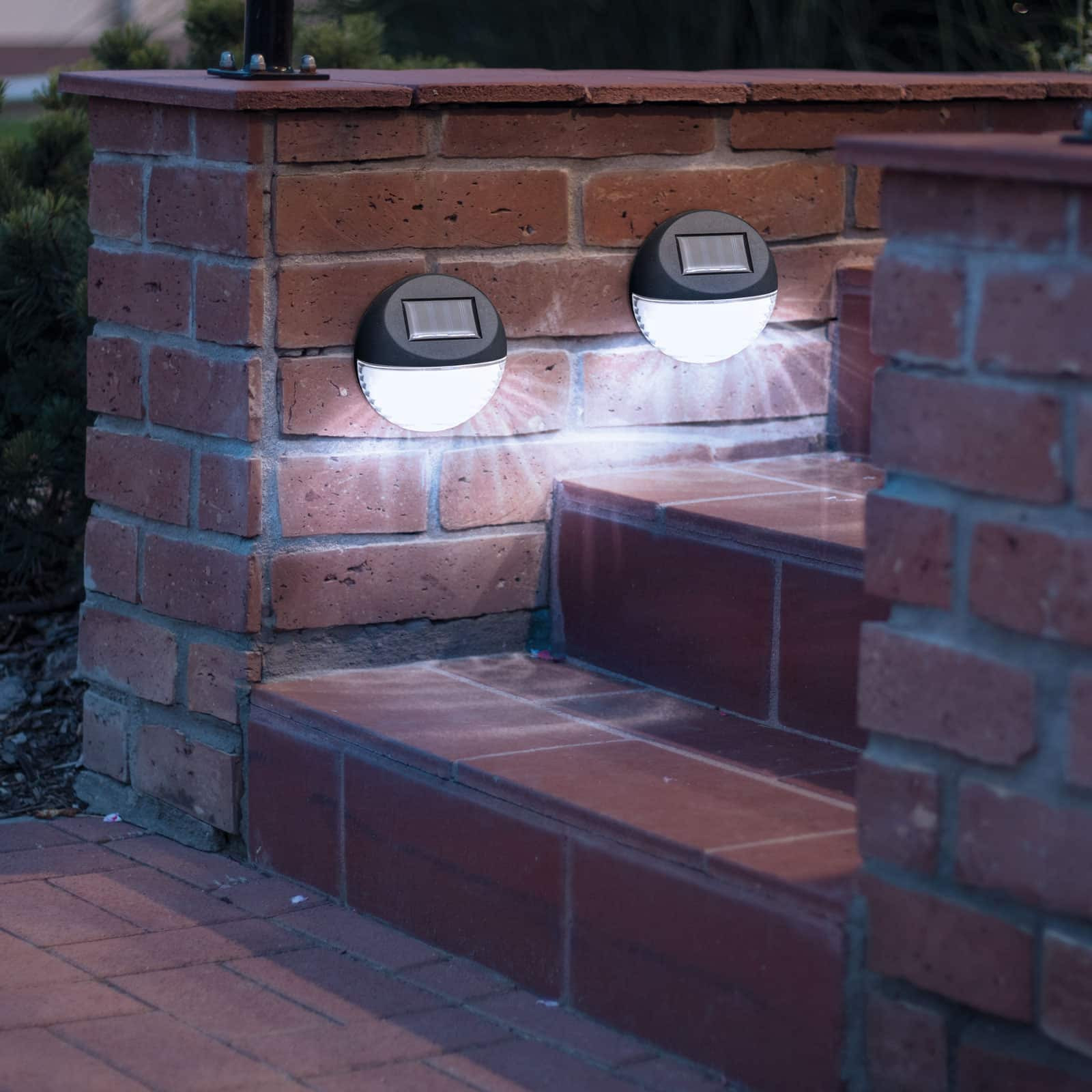 Stenska solarna svetilka s hladno belo LED diodo črna 11 x 11 x 4 cm