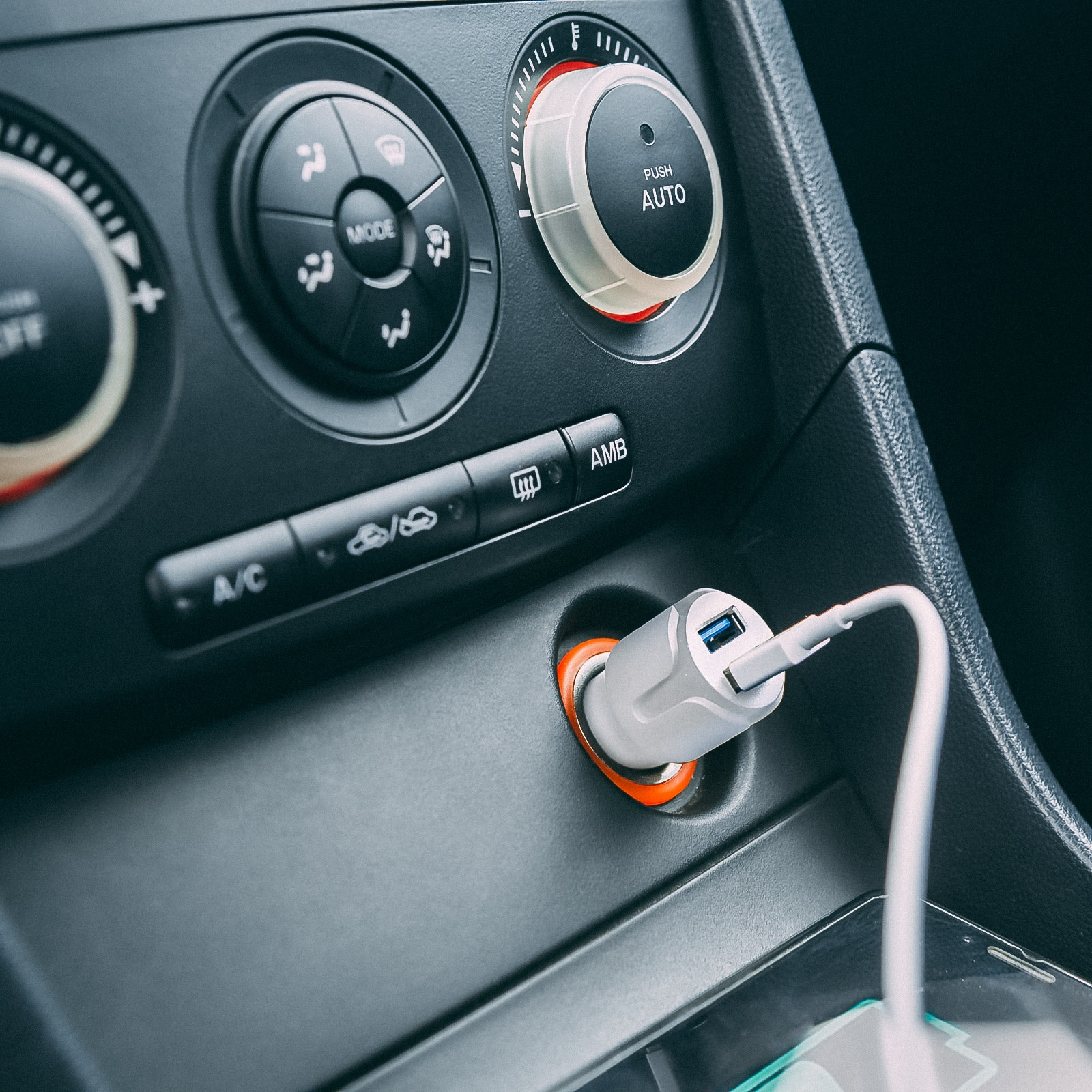 Avtopolnilec z dvema USB vtičnicama 2,4A beli