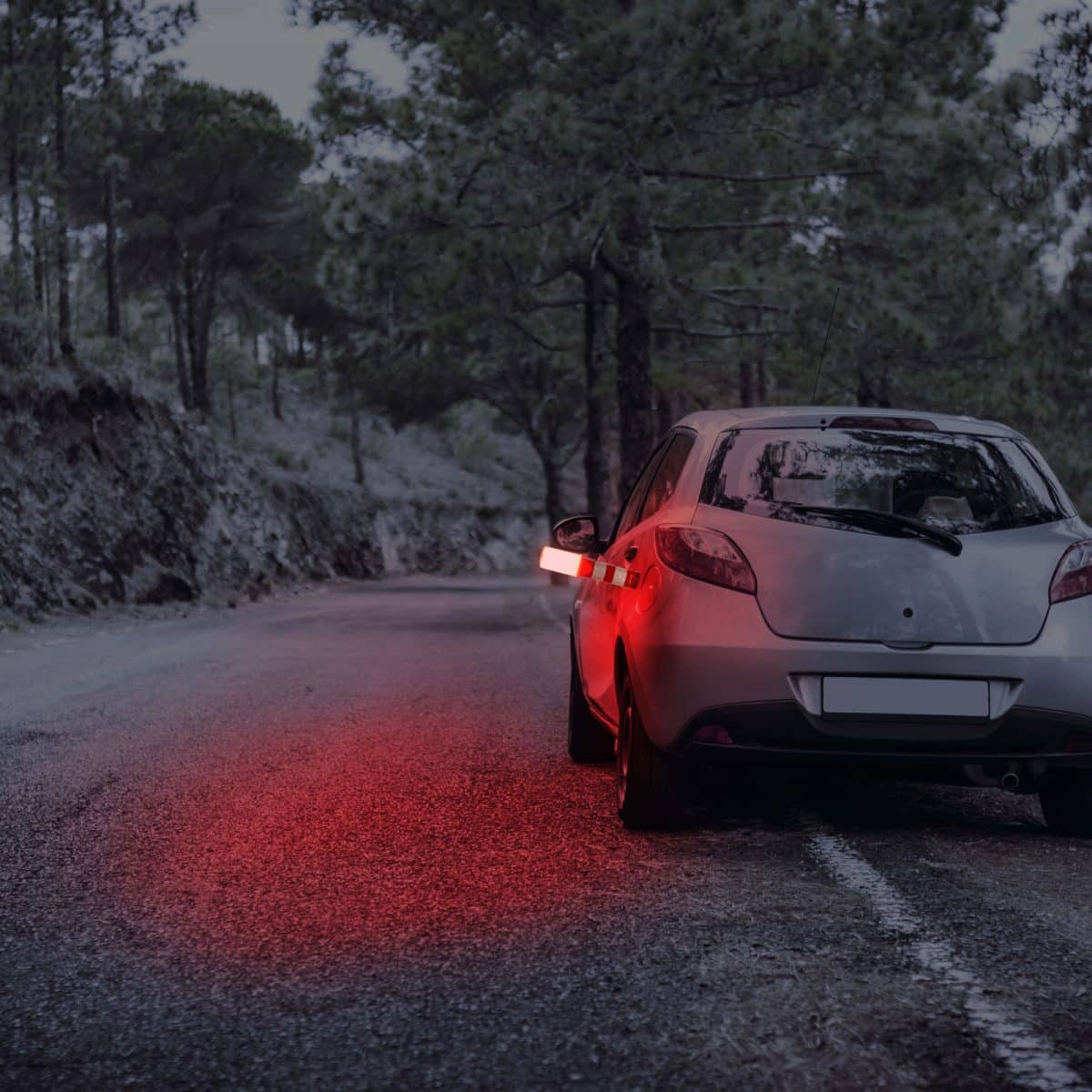 Magnetna varnostna baterijska LED svetilka za avto 6 rdečih LED 3xAAA