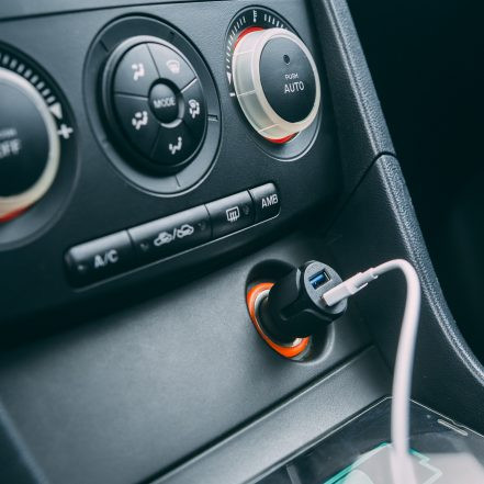 Adapter za vžigalnik za avtomobil z 2 USB vtičnicama - črn