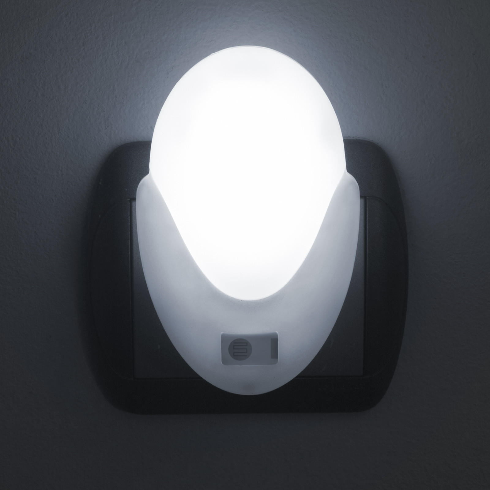 LED nočna lučka s senzorjem svetlobe 1W za v vtičnico