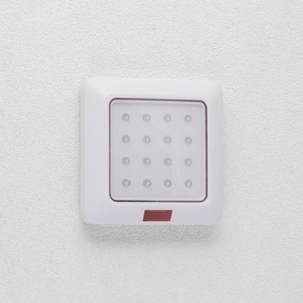 Baterijska LED svetilka 16 LED z daljincem stenska montaža 3xAA