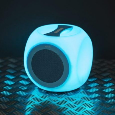 Vodotesen RGB bluetooth zvočnik M.N.C. Chill Cube 5W 20x20cm z daljincem iTunes® Google Play ™
